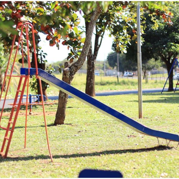 Prefeitura instala playground e academia ao ar livre na Praça do Jardim Bela Vista