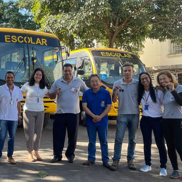 Prefeito entrega três novos ônibus para o transporte escolar