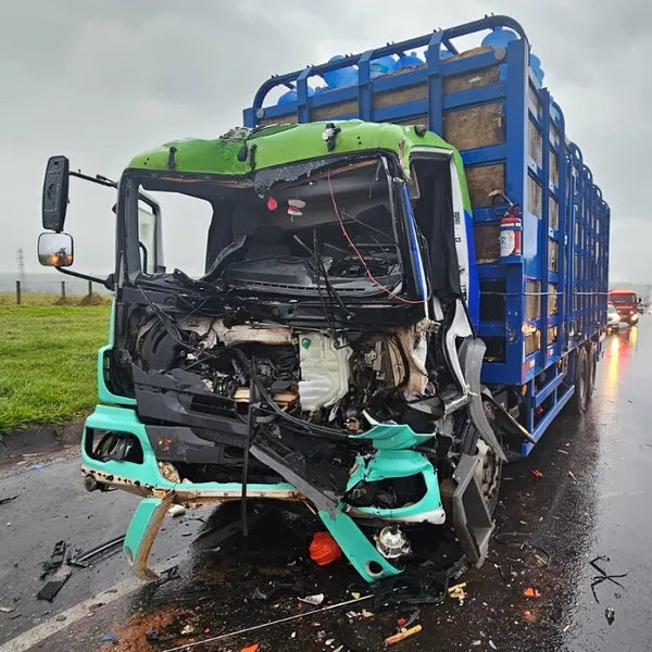 Motorista sofre ferimentos graves após colisão entre caminhões