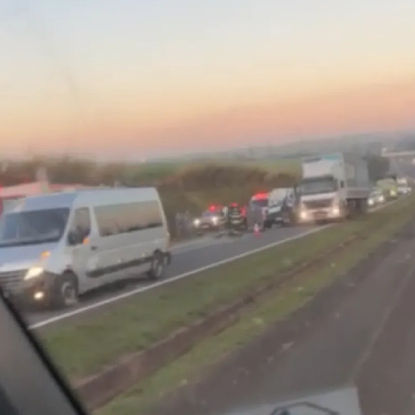 Van de Paraguaçu Paulista que transportava pacientes bate na traseira de caminhão