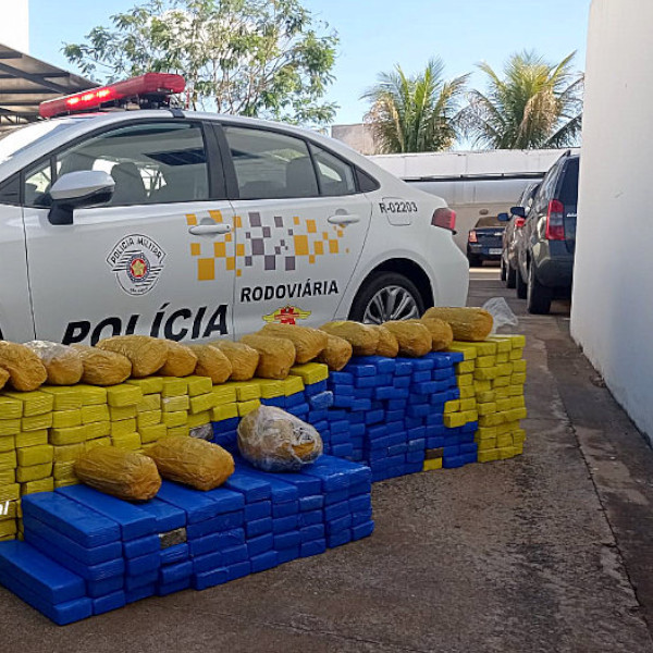 Após perseguição por 30 km, Polícia Rodoviária prende homem com mais de 300 quilos de maconha