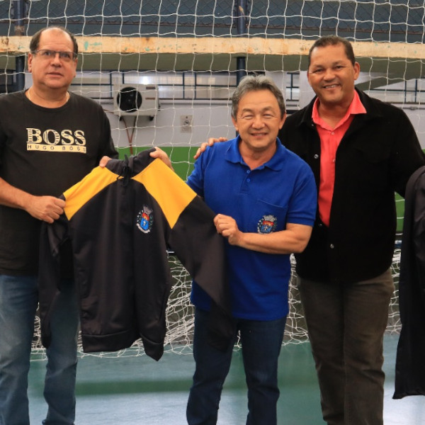 Prefeito Antian entrega agasalhos para professores de projetos esportivos