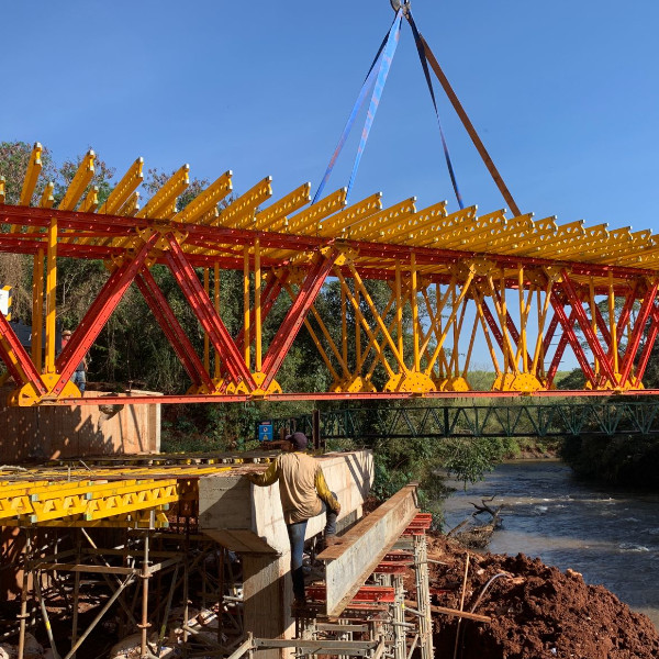 Ponte da Roseta começa a receber a estrutura antes do processo de concretagem