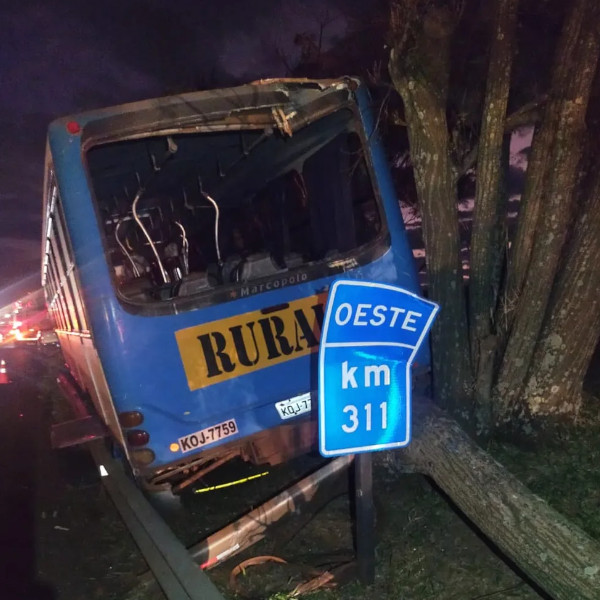 Acidente com ônibus rural deixa três pessoas gravemente feridas na região