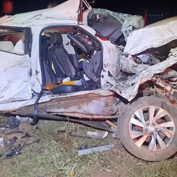 Batida entre caminhão e carro mata duas pessoas na Rodovia Brigadeiro Eduardo Gomes, em Rancharia