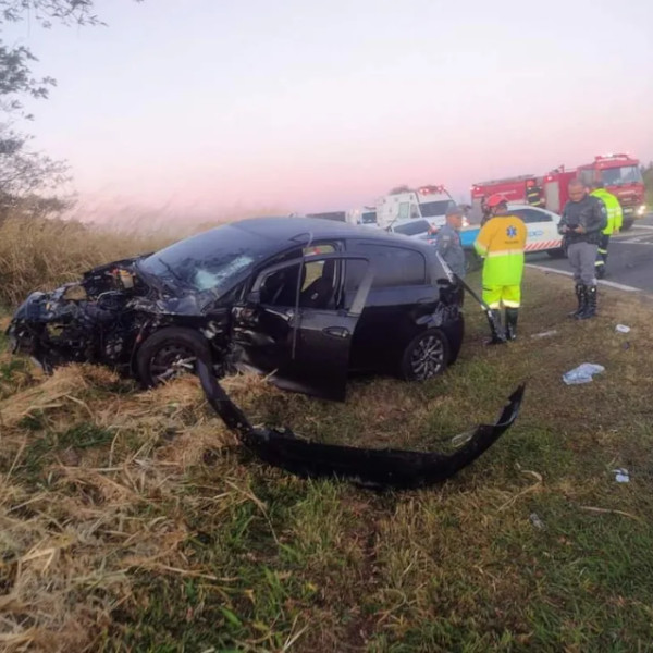 Motorista fica gravemente ferida após acidente entre carro e caminhão, em Martinópolis