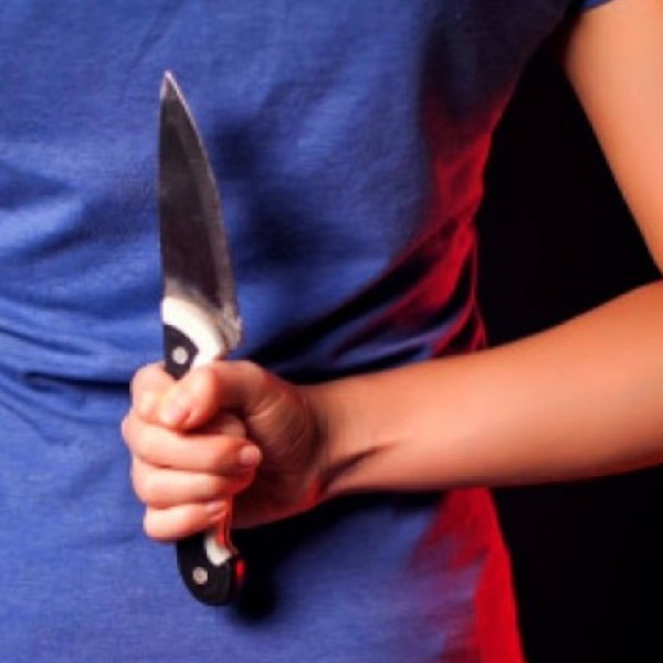 Mulher é esfaqueada em frente a creche após deixar filho na unidade escolar