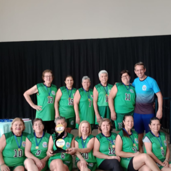 Equipe de vôlei do CCI participa de competição regional em Tarumã e se sagra campeã