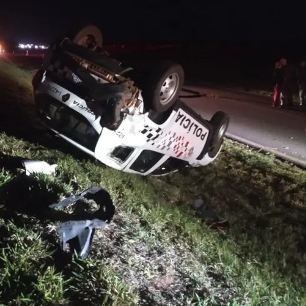 Carro bate em viatura da PM, que capota e deixa policiais feridos na Rodovia Raposo Tavares