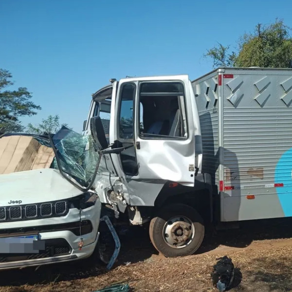 Mulher morre ao tentar fazer conversão em rodovia e ser atingida por veículo de transporte de presos