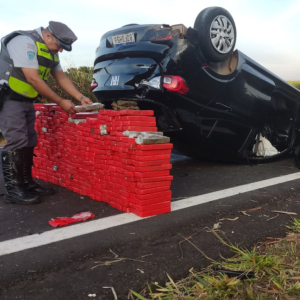 Carro capota e polícia apreende mais de 350 quilos de maconha em rodovia da região