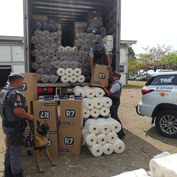 Apreendidos 450 mil cigarros contrabandeados escondidos em caminhão na SP-294