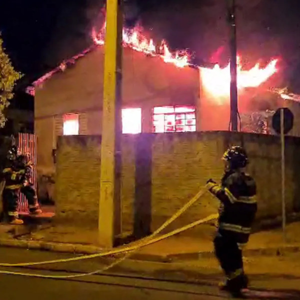 Incêndio destrói casa em Rancharia e moradora é suspeita de causar o fogo