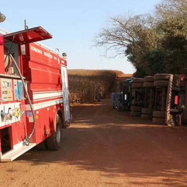 Carreta tomba em estrada rural de Cândido Mota