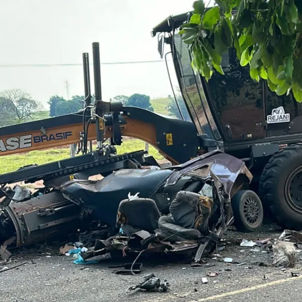 Homem morre em acidente de trânsito entre carro e motoniveladora