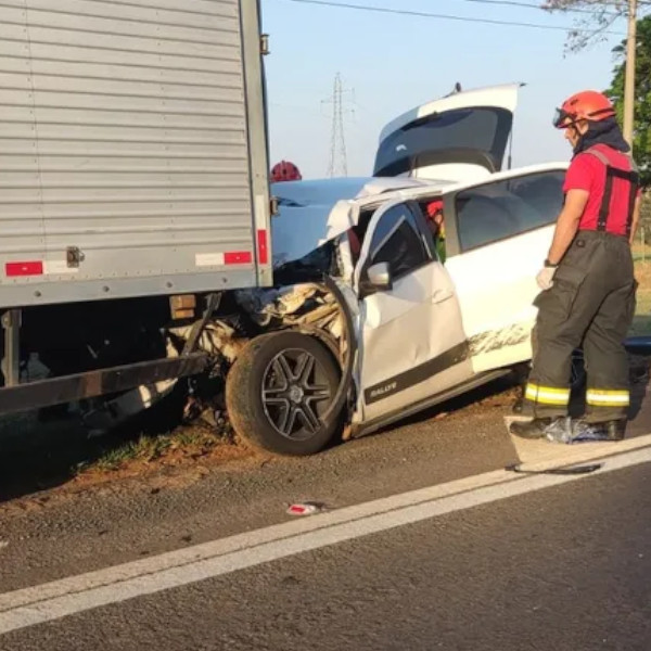 Motorista fica preso às ferragens após batida em caminhão na SP-294 em Tupã