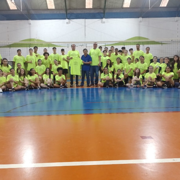 Prefeito Antian entrega uniformes e materiais para equipes esportivas 