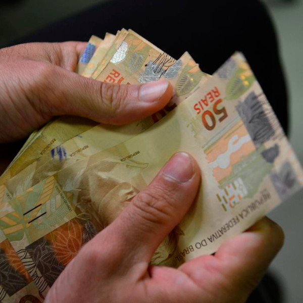 Orçamento de 2024 prevê salário mínimo de R$ 1.421