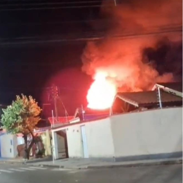 Incêndio suspeito destrói casa na Vila Marim em Paraguaçu Paulista 