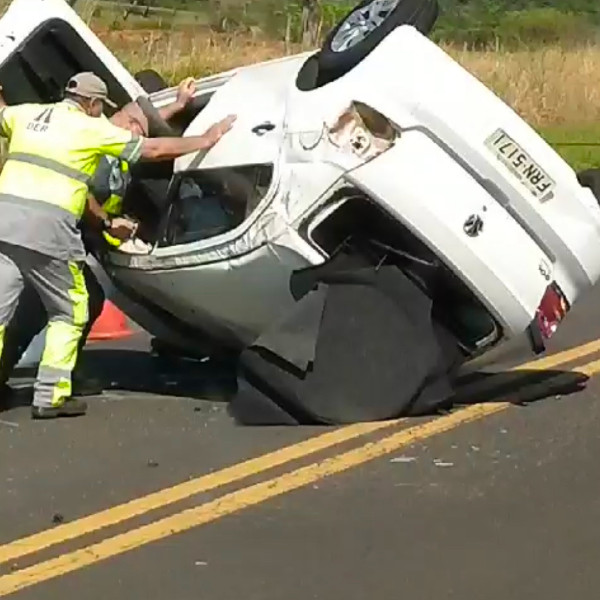Carro da Saúde de Paraguaçu se envolve em acidente de trânsito e capota