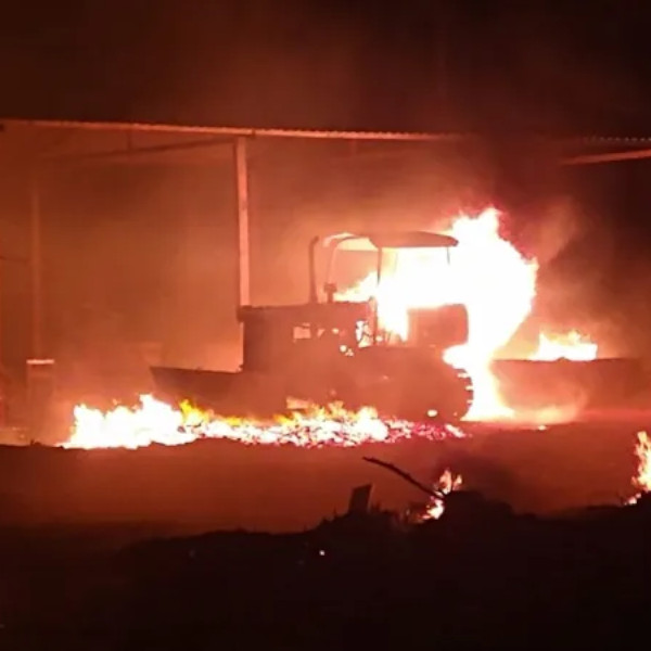 Incêndio atinge área de plantação de cana e barracão de prefeitura