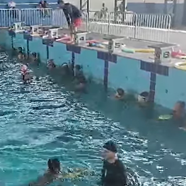 Tem início as aulas de natação para crianças e adolescentes na Piscina Municipal