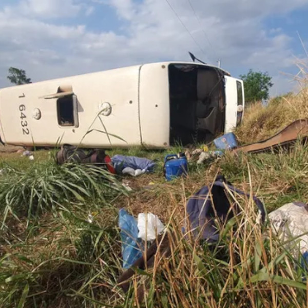 Acidente de trânsito com micro-ônibus matou uma pessoa em rodovia de Martinópolis