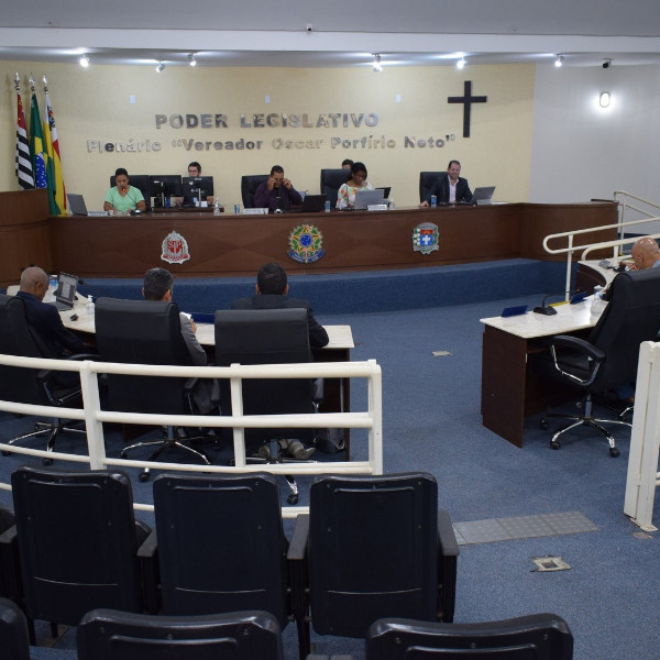 Câmara aprova projetos do prefeito Antian em sessão extra
