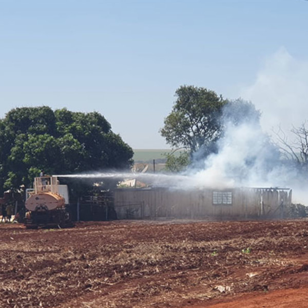 Casa de madeira é destruída pelo fogo em Maracaí