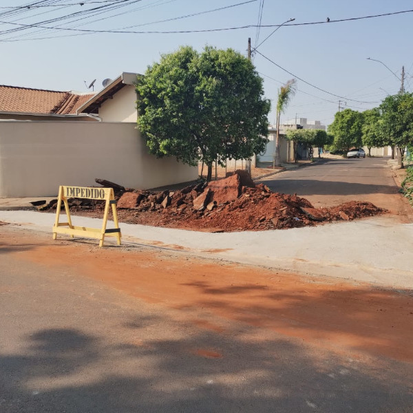 Parque das Acácias recebe sarjetões para escoamento de águas