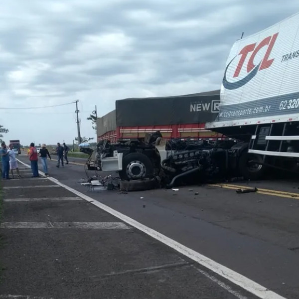 Acidente entre caminhões mata duas pessoas e congestiona trânsito na ponte sobre o Rio Paraná
