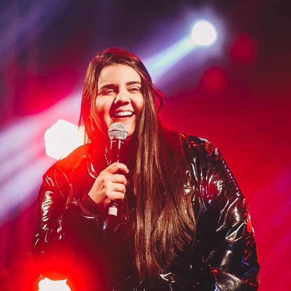A cantora e compositora Yasmin Santos anima a noite da 13ª Expo Paraguaçu Paulista, hoje