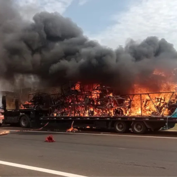 Caminhão carregado com triciclos pega fogo em rodovia de Florínea