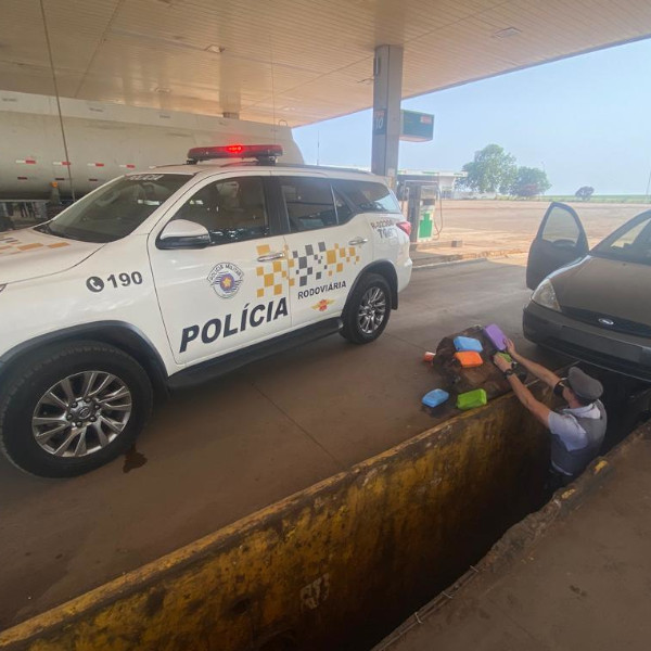 Motorista é preso com mais de 15 quilos de crack escondidos em tanque de combustível de carro