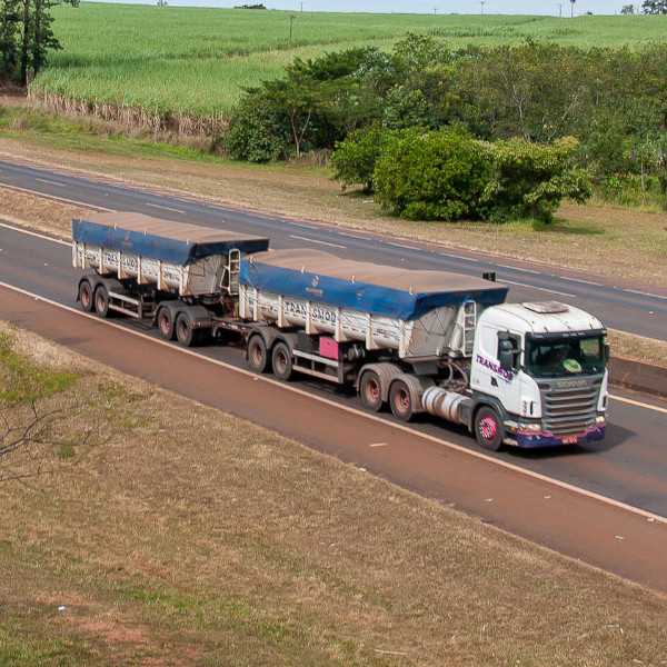 Cobrança de eixos suspensos de veículos carregados terá início dia 23 em rodovias da região