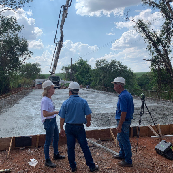 Últimos ajustes - Prefeito Antian acompanha concretagem da Ponte de Roseta