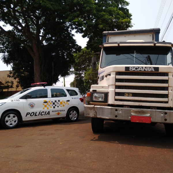 Policiais recuperam carreta roubada e prendem o motorista