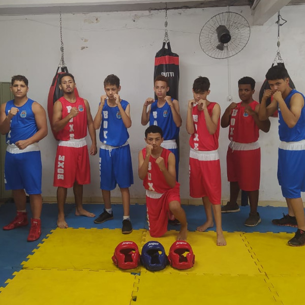 Prefeitura Municipal entrega novos uniformes para atletas de boxe