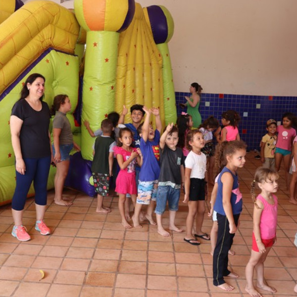 Projeto “Eu Ajudo na Lata” do Instituto UniAssis diverte alunos da rede de ensino