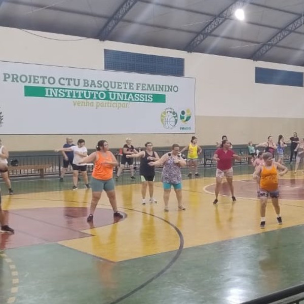 Alunas do Projeto Zumba Fitness recebe novas camisetas