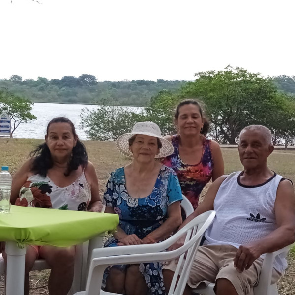 Idosos do CCI tem dia de piquenique e bailão no Balneário Municipal
