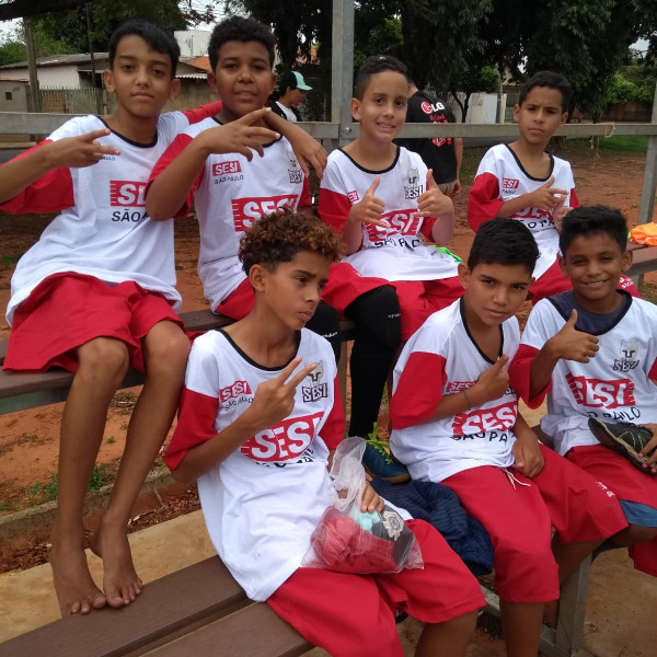 Prefeitura Municipal entrega novos uniformes para alunos de futebol da Vila Nova e Barra Funda