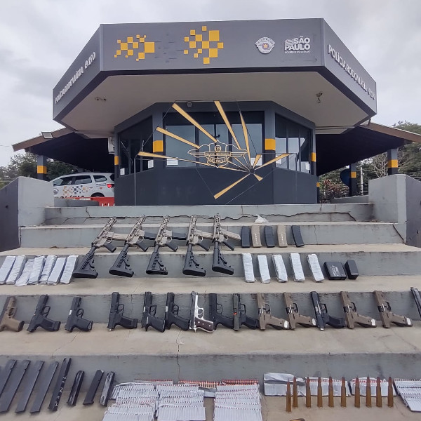Mais de 80 armas e 2 mil munições são apreendidas pela Polícia Rodoviária, em Florínea