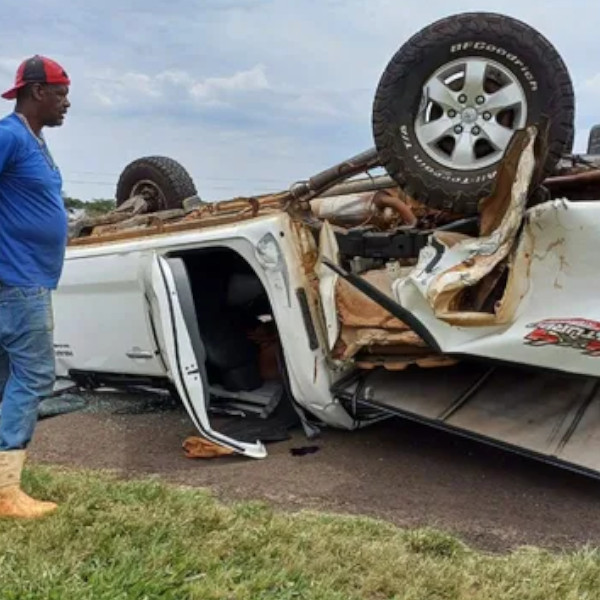 Capotamento de caminhonete deixa três pessoas feridas no Rodovia Raposo Tavares