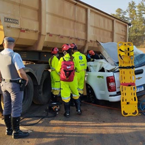 Acidente entre carreta e caminhonete deixa uma pessoa ferida no Posto Sapezal, em Paraguaçu Paulista