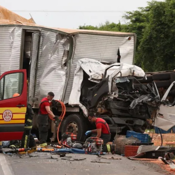 Acidente envolvendo três carretas e um caminhão deixa uma pessoa gravemente ferida, em Rancharia