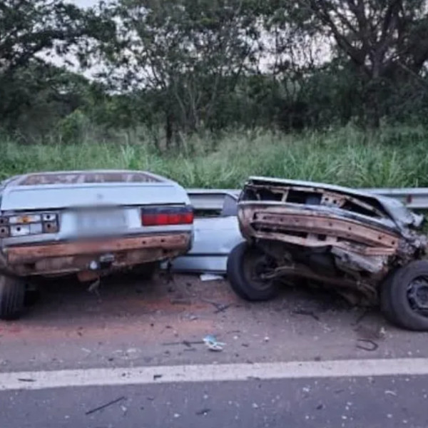 Carro parte ao meio após bater de frente com caminhão na BR-153