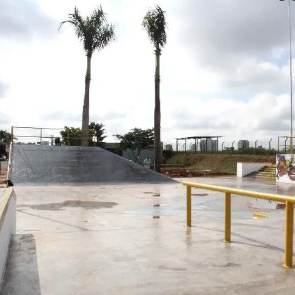 Adolescente é socorrido após sofrer descarga elétrica em pista de skate 