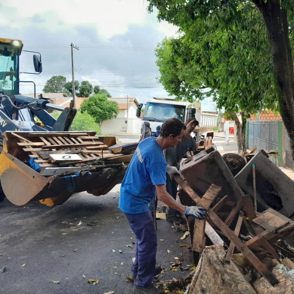 Departamento de Obras intensifica limpeza em áreas públicas de Paraguaçu Paulista