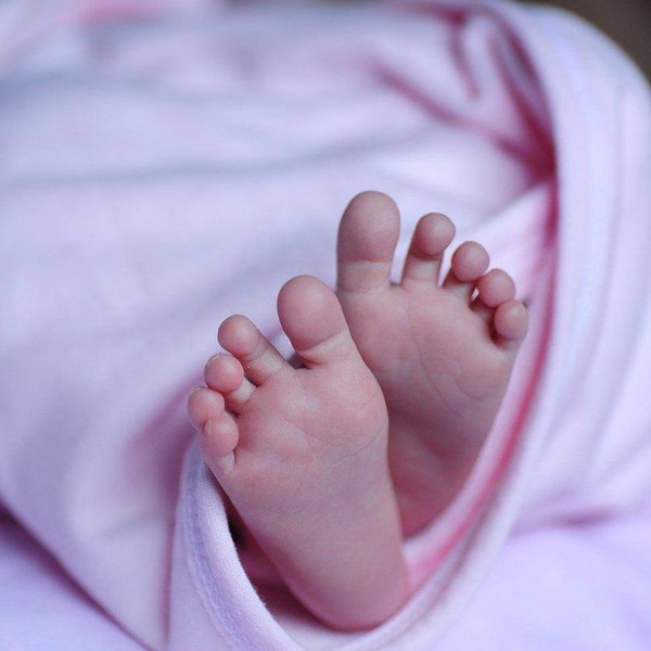 Bebê de três meses morre enquanto dormia na cama com a mãe